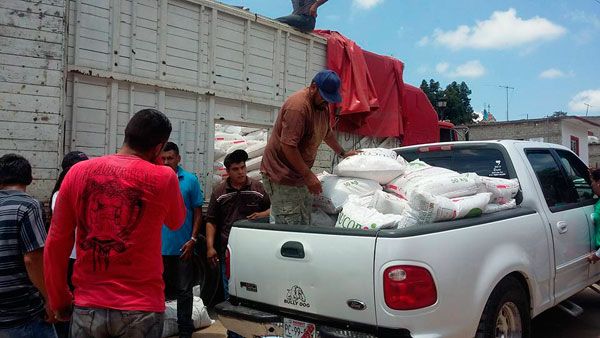 Entregan fertilizante a campesinos nayaritas  