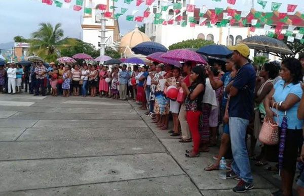 Antorcha protesta frente al palacio municipal de Pinotepa