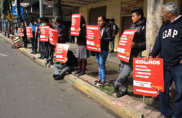 Estudiantes y colonos del D.F. se manifiestan con cadena humana para exigir solución a demandas sociales