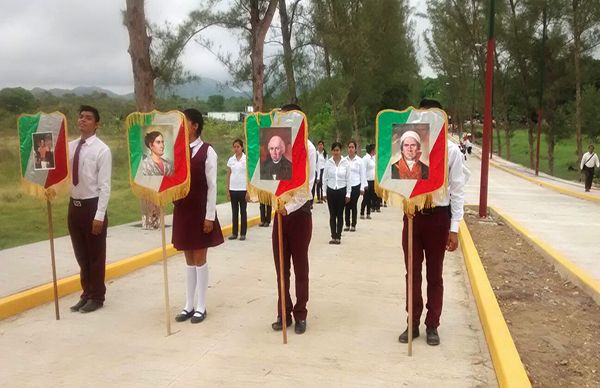 Con desfile estudiantes festejan 205 aniversario de la Independencia de México