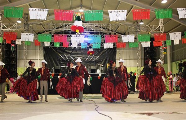 Escuelas antorchistas realizan concurso patrio