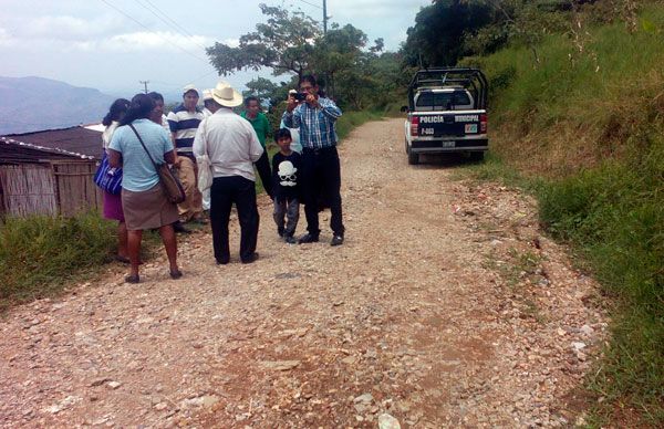 Logran pavimentación de camino en Huehuetla