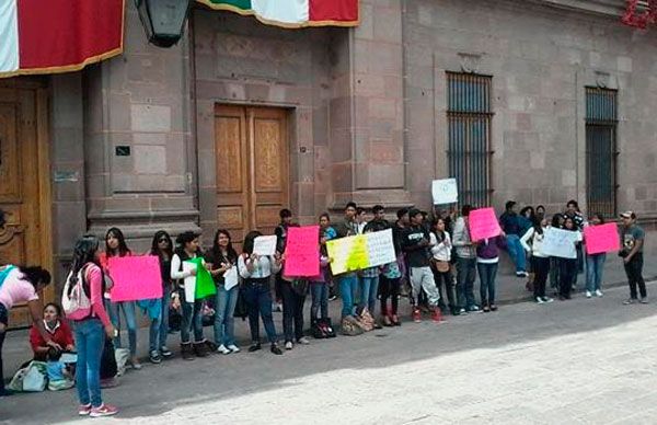 Demandan estudiantes mayores recursos a educación 