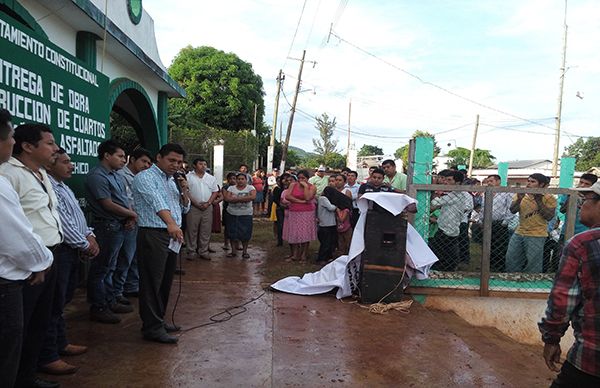 Alcalde antorchista entrega obra de asfaltado de camino