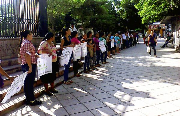 Con cadena humana Antorcha difunden su plantón frente a Sedesol