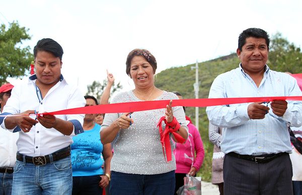 Inaugura Soraya Córdova 54 electrificaciones en Ocoyucan