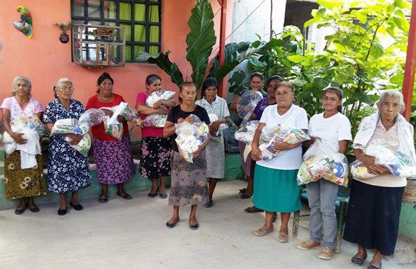 Entregan despensas a campesinos antorchistas