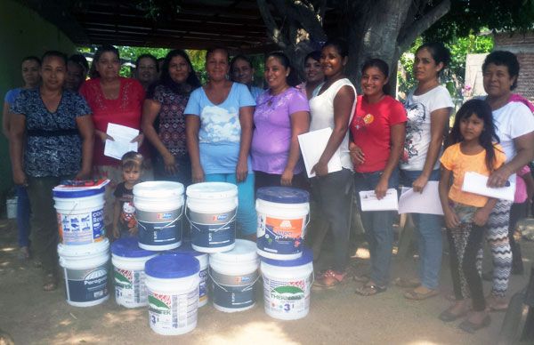 Continúa la entrega de impermeabilizantes a familias culiacanenses 