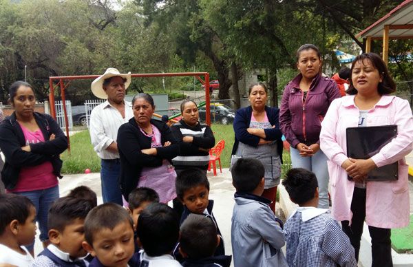 Piden apoyo a regidora antorchista para escuela