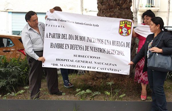 Trabajadores del sector salud inician huelga de hambre frente al edificio del SNTSA