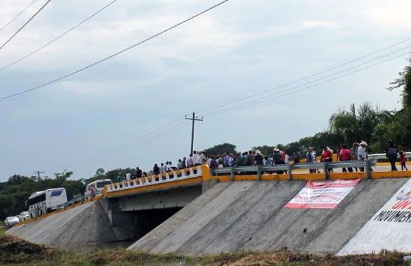 Antorcha inaugura puente El Terrero en Tierra Blanca