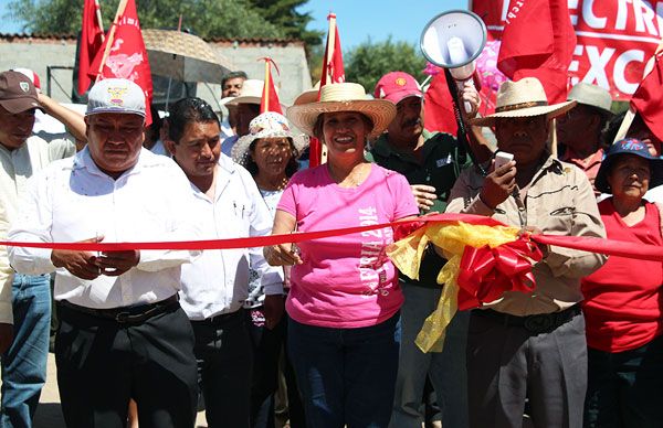 Inaugura Soraya Córdova electrificaciones en Cholula