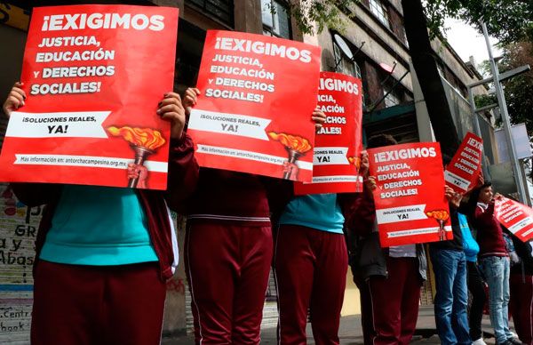 Se manifiestan capitalinos en la Torre del Caballito; exigen justicia para  Manuel Serrano