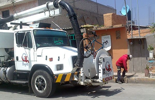 Dan mantenimiento a coladeras para prevenir inundaciones