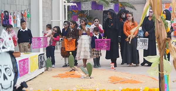 Concurso de altares en escuelas antorchistas