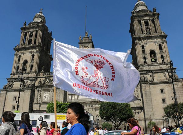 Estudiantes y colonos protestan frente al GDF