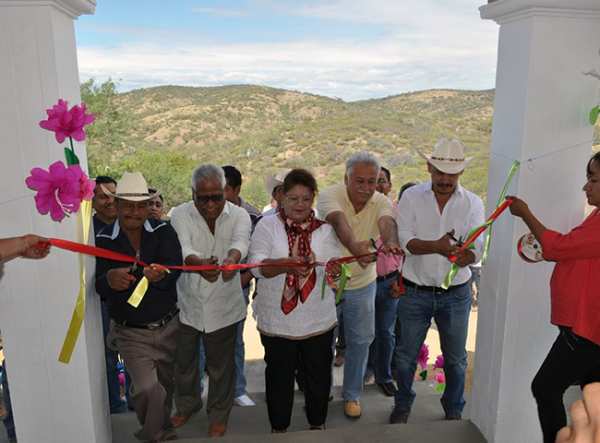 Inaugura Antorcha obras de pavimento en Cuayuca de Andrade