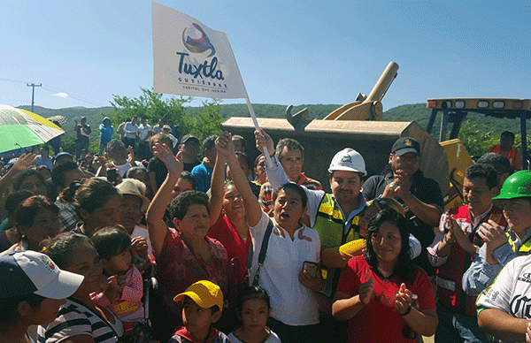 Edil Tuxtleco visita a colonia Antorchista