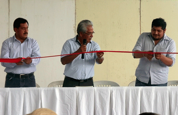 Antorcha construye cancha y techado en Huatulco