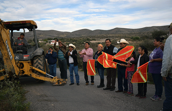 Alcalde antorchista gestiona más trabajos de infraestructura carretera en Armadillo de los Infante