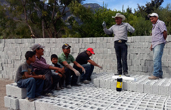 Antorchistas de Miquihuana reciben apoyos para sus viviendas