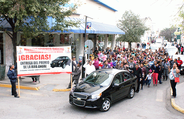 Antorcha entrega rifa de carro a campesino humilde