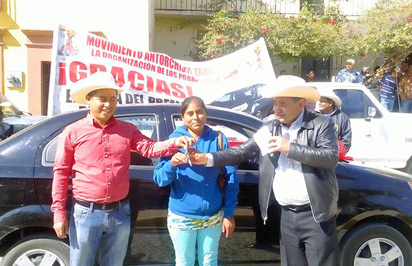 Antorcha entrega carro a campesino de Tula