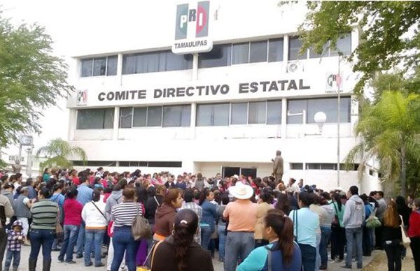  Antorchistas se plantan frente al PRI