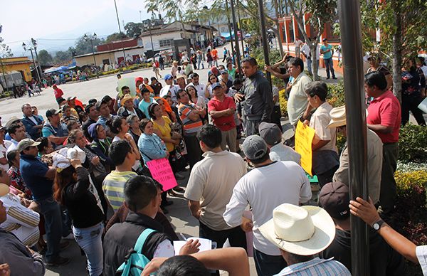 Comerciantes antorchistas protestan por incumplimientos del alcalde de Coscomatepec