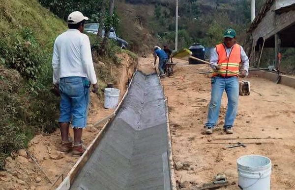 Inicia pavimentación de calle en San Gregorio Ozolotepec