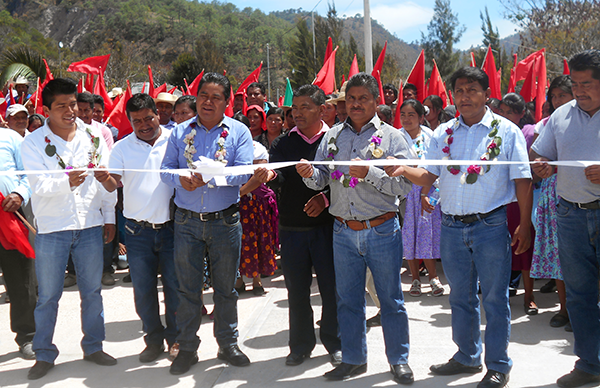 Inaugura Antorcha pavimentación de calles en Santa maría Yosoyúa