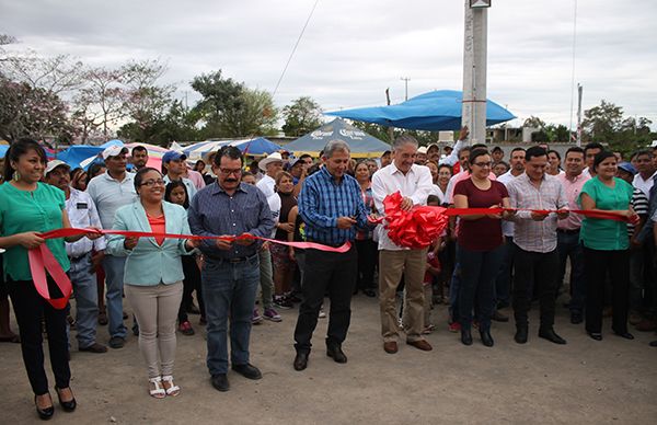 Festejan antorchistas de Tierra Blanca obra de energía eléctrica