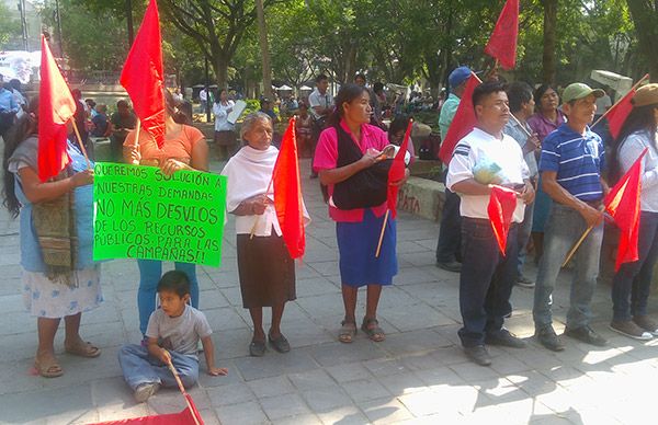 Continúa protesta de Antorcha Campesina en el zócalo de la ciudad 