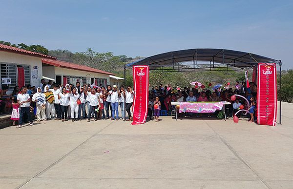 Celebran Día del niño en escuelas Antorchistas