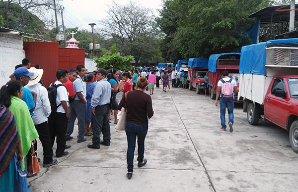 Entregan Antorchistas de Orizatlán solicitudes para programa de vivienda ante CDI