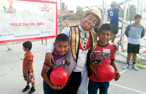 Festejan antorchistas a niños zapopanos