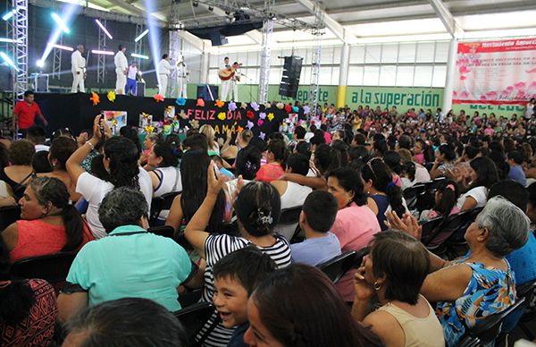 Antorchistas de córdoba celebran a las madres de familia en su día