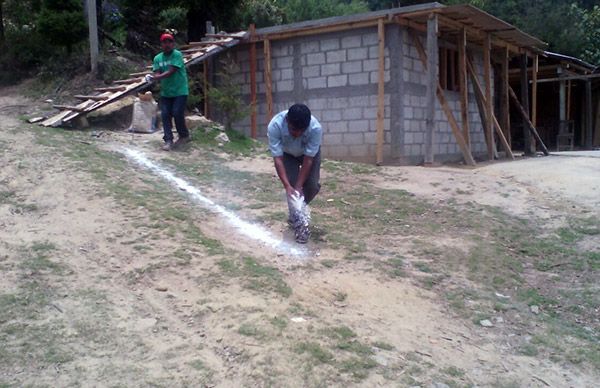 Inician  pavimentación de calle en Tres Ocotes