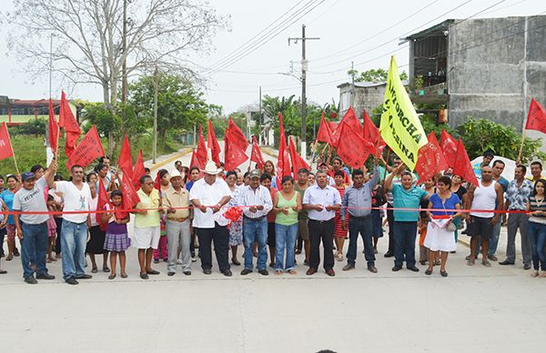 Antorcha inaugura pavimentaciones en San Rafael