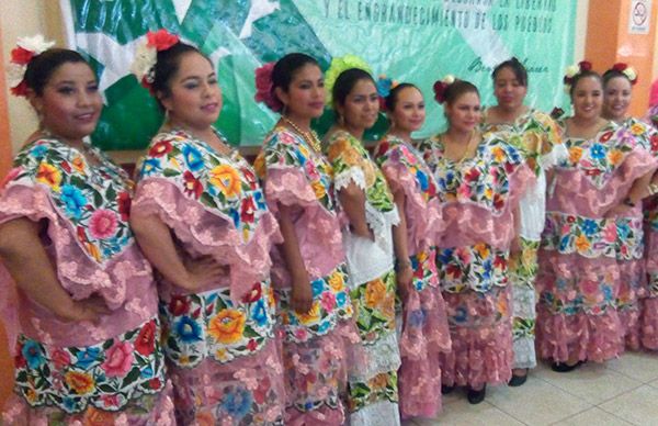 Antorcha magisterial festeja día del maestro con cuadro cultural