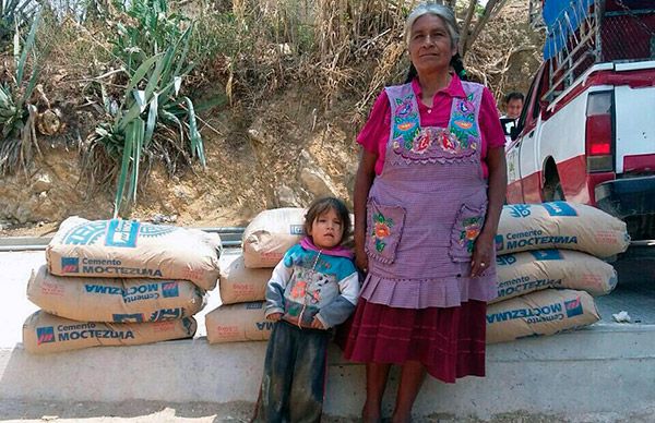 Familias de San Cristóbal Amatlán recibieron cemento