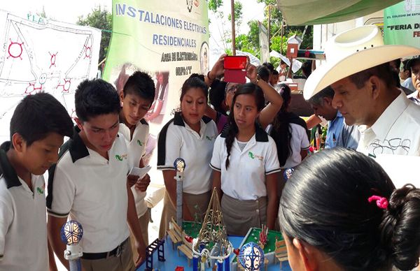  CECyTEV de Huazuntlán inaugura feria de ciencia y tecnología