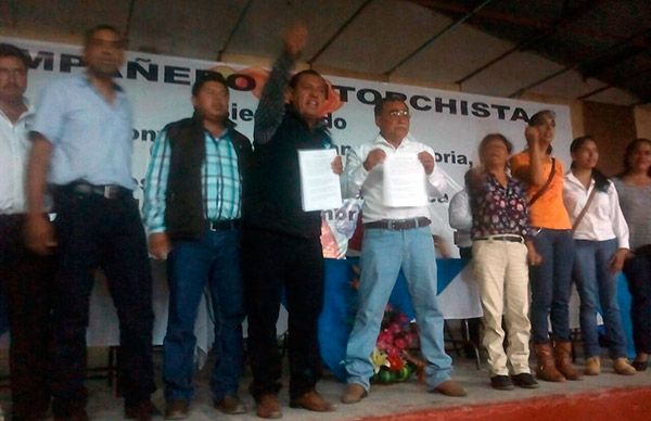 Firma candidato convenio con antorchistas de Tenango de Doria