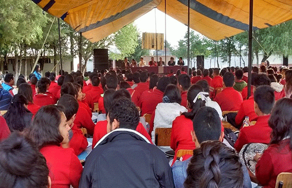 Conferencia de Omar Carreón Abud a estudiantes de Maravatío