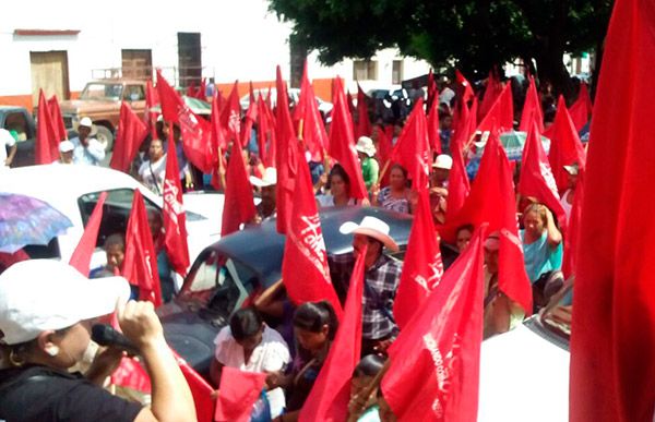 Marchan e instalan plantón, en Santa María Del Oro