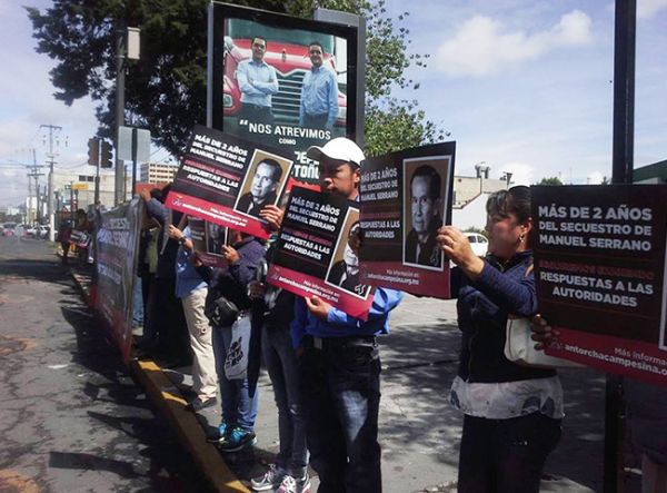 Realizan cadena humana frente a la PGJEM 