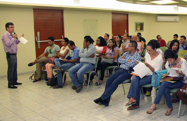 Docentes antorchistas se reúnen con autoridades educativas