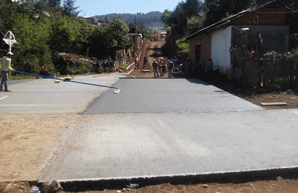 Avanza 50% la pavimentación de la  calle Cuatro Caminos, de Comachuén