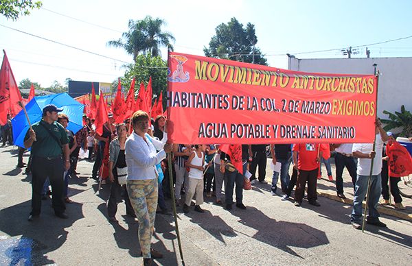 Marchan antorchistas en demanda de obras sociales para colonias de Coatepec