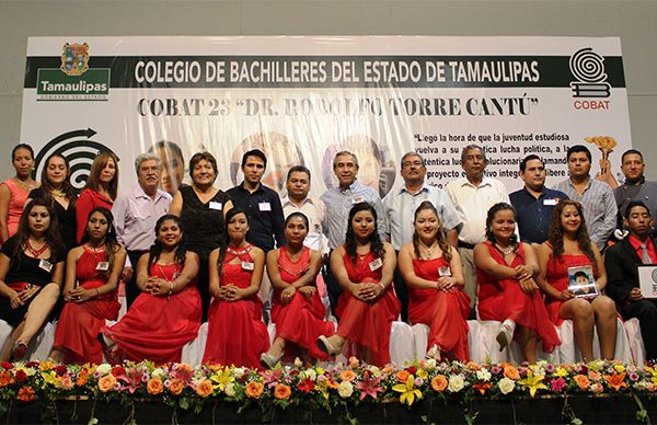 Antorchistas presentes en la clausura del COBAT 23